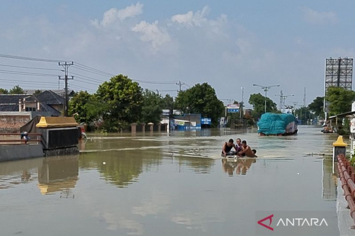 Belasan Kendaraan Terjebak Banjir di Pantura Demak