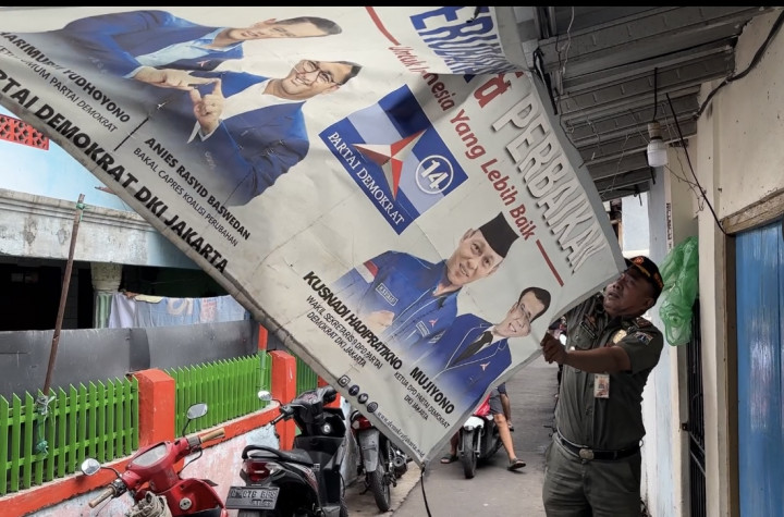 Satpol PP Senen Sisir Alat Peraga Kampanye di Permukiman Warga