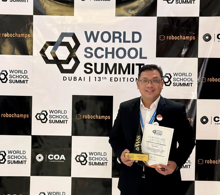 Keren! Kepala SMA Labschool Jakarta Raih Penghargaan di World School Summit