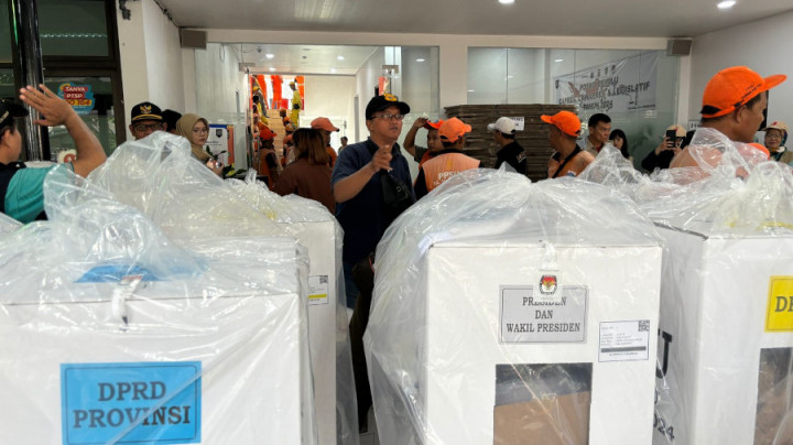 Ratusan Petugas Kawal Pendistribusian Logistik Pemilu ke 396 TPS di Johar Baru