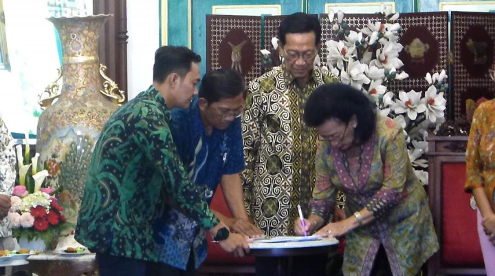 Sri Sultan dan Keluarga Nyoblos di TPS 12 Panembahan