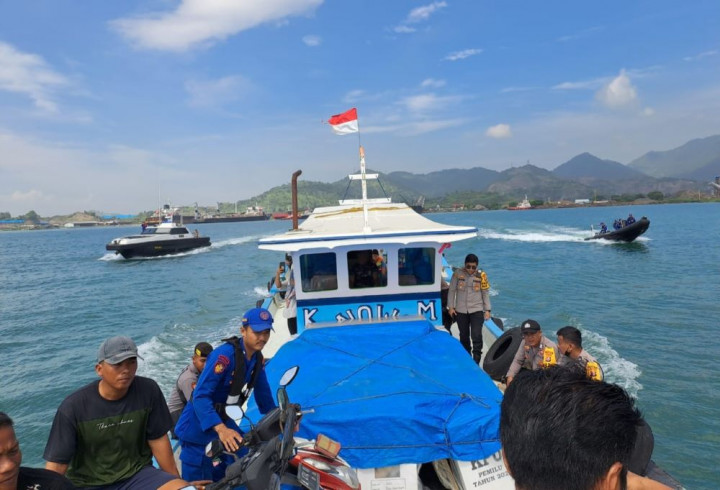 Distribusi Logistik Pemilu ke Pulau Panjang Gunakan Kapal Motor dan Dikawal Polisi