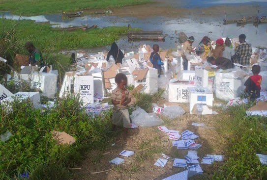 Viral, Warga di Paniai Buang dan Bakar Logistik Pemilu 2024