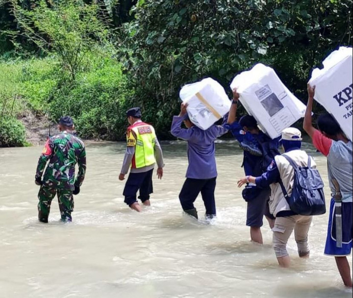 Perjuangan Pengantar Logistik Pemilu ke Pelosok Subang, 3 Jam Lintasi Jalur Ekstrem dan Sungai
