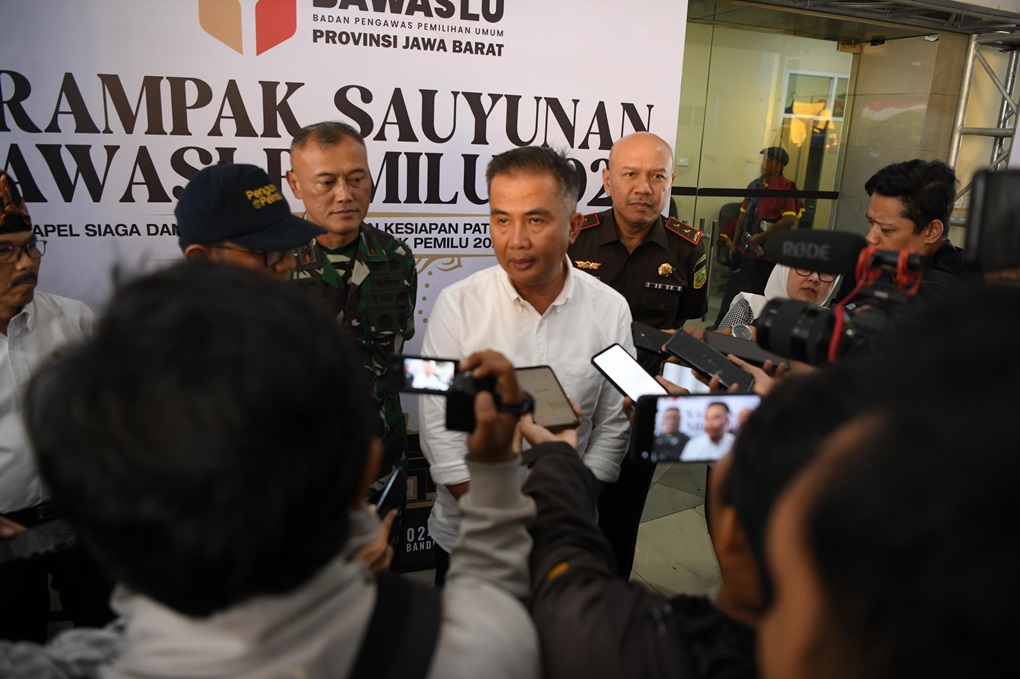 Pj Gubernur Jabar Bey Machmudin Nyoblos di Kota Bandung