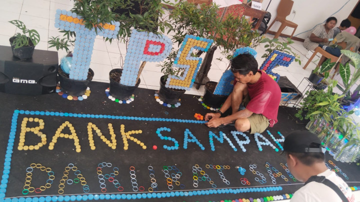 Unik, TPS di Bandung Gunakan Sampah Daur Ulang