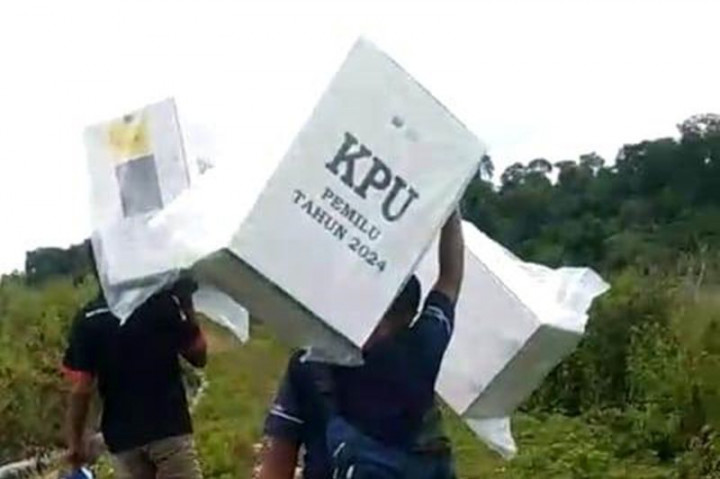 Petugas PPS dan PPK di Flores NTT Antarkan Logistik Pemilu dengan Berjalan Kaki