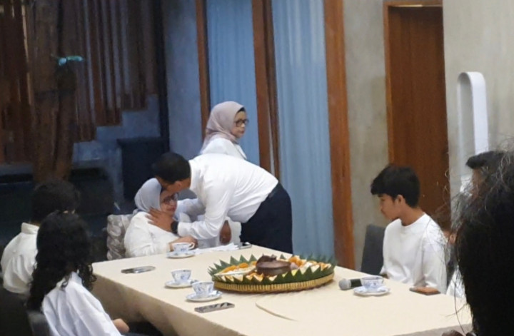 Jelang Mencoblos, Anies Bersalaman dan Cium Kening Ibunda