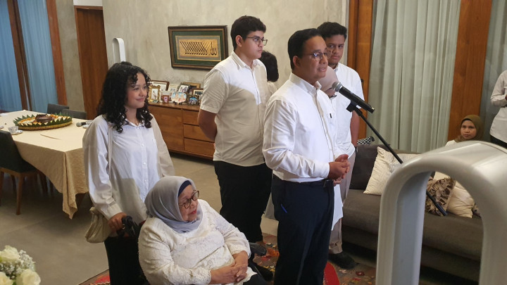 Doa Ibu Iringi Anies ke TPS
