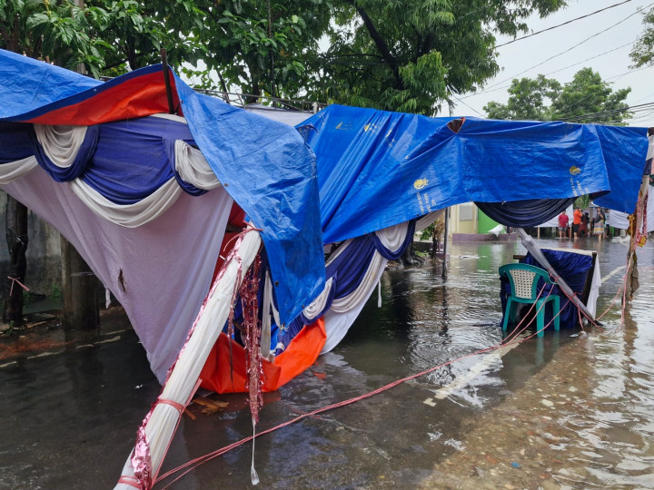 Diterjang Hujan, TPS Cempaka Baru Ambruk