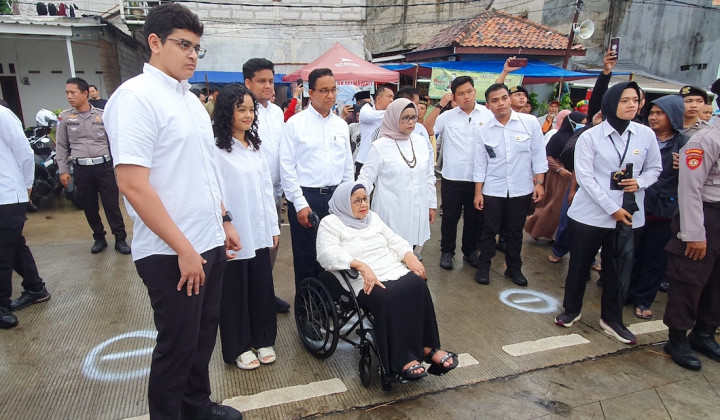 Rintik Hujan Kawal Anies dan Keluarga ke TPS