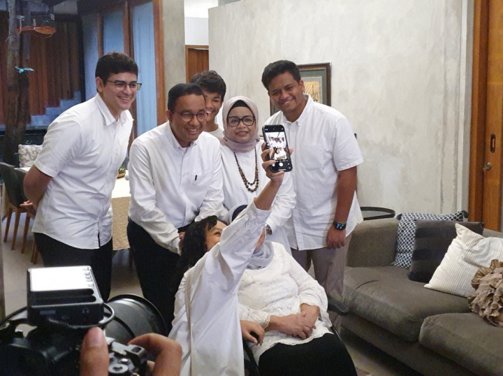 Anies Baswedan dan Keluarga Kompak Pakai Baju Serba Putih ke TPS