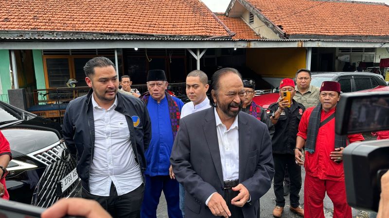 Tiba di TPS 008, Surya Paloh Siap Nyoblos