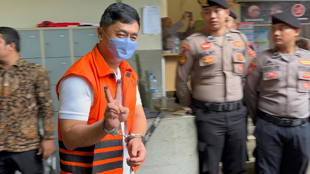 Tersangka Korupsi Berikan Salam 2 Jari saat Mencoblos