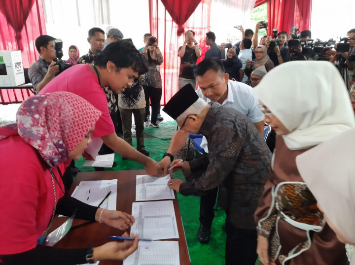 Nyoblos saat Valentine, KPPS di TPS Wapres Kompak Pakai Baju Pink