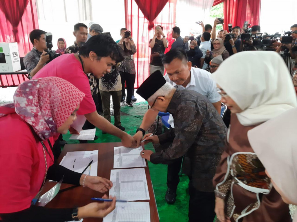 Kompak Pakai Pakai Baju <i>Pink</i>, Panitia TPS Maruf Amin: Bukan Simbol Partai