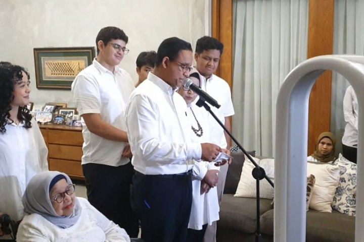 Momen Anies Tunjukkan Uang Rp200 Ribu Hasil Sumbangan Warga