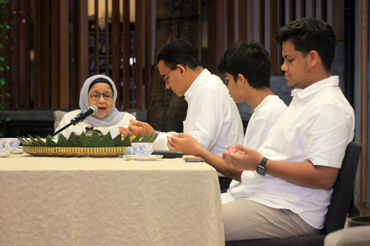 Foto: Anies Dibekali Doa oleh Ibunda