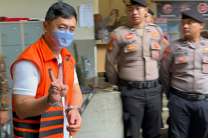 Tahanan KPK Beri Salam 2 Jari Saat Mencoblos