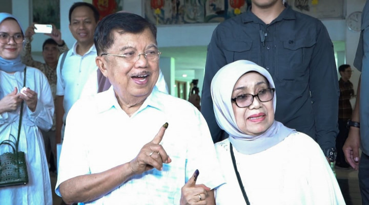 <i>All In</i> Anies-Muhaimin, JK Acungkan Satu Jari usai <i>Nyoblos</i>