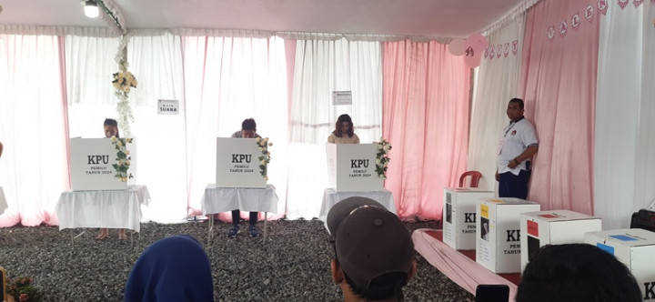 Gibran <i>Nyoblos</i> Bersama Istri, Pulang Bawa Cokelat