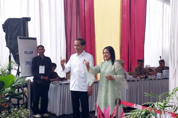 Jokowi dan Iriana Tunjukkan Jari Tertanda Tinta usai Mencoblos
