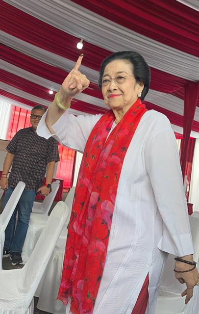Megawati Hadir di TPS 053 dengan Iringan Tari Betawi