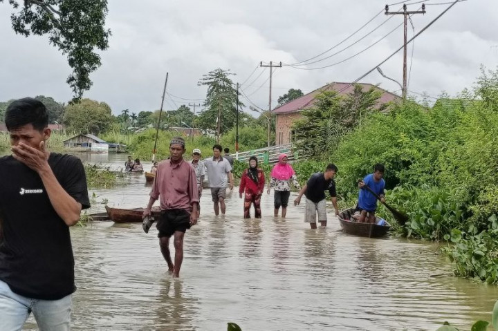 Dilanda Banjir Warga Kota Jambi Gunakan Perahu Menuju TPS