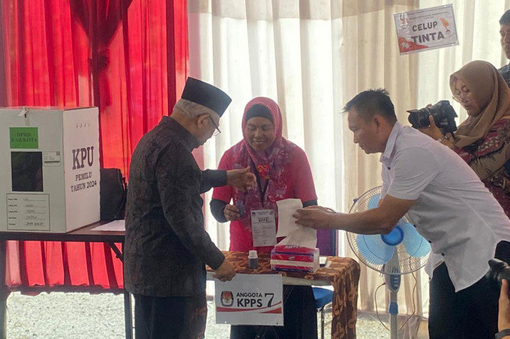 Wapres dan Istri Gunakan Hak Pilih di TPS 033 Cimanggis