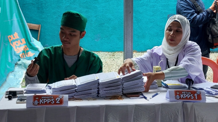 TPS Unik, Petugas KPPS di Bandung Gunakan Pakaian Tenaga Kesehatan
