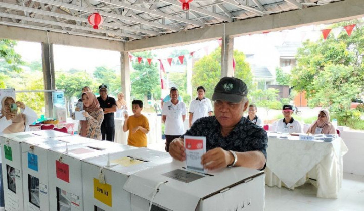 Menteri PUPR Salat Tahajud Sebelum Coblos ke TPS