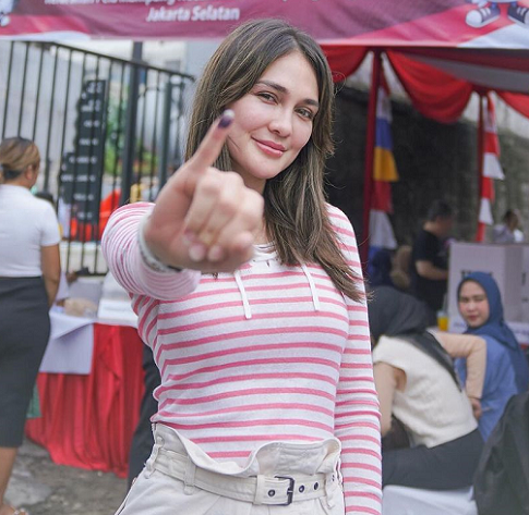5 Outfit Selebriti Datangi TPS untuk Pemilu 2024, Luna Maya hingga Cinta Laura, Mana Favoritmu?