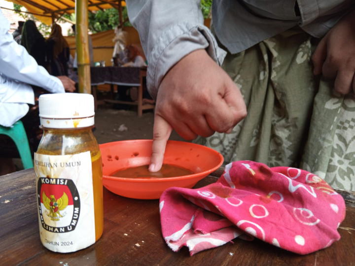 Unik, TPS Ini Gunakan Tinta Berbahan Kunyit