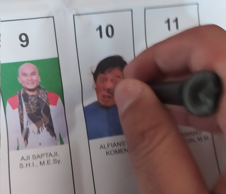 Komeng 'Nyayur Suara' di Hari Pencoblosan, Warganet: Gw Colok Mata Lu!