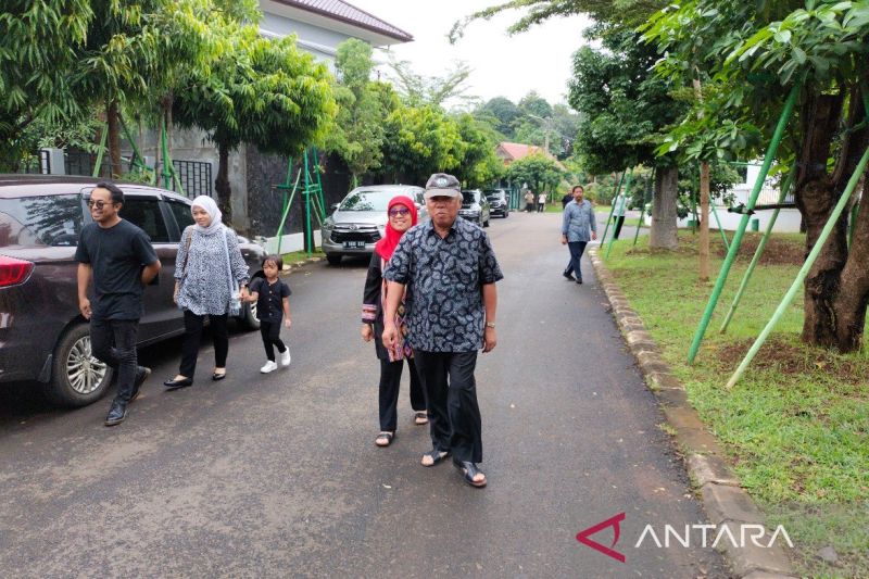 Janjian dengan Sri Mulyani, Menteri PUPR Basuki Pakai Baju Hitam Saat Nyoblos
