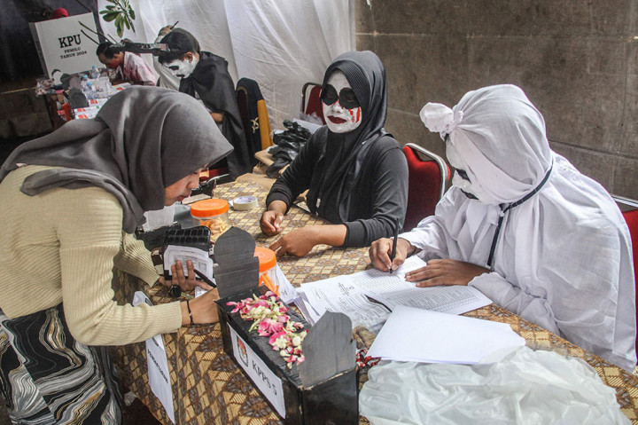 Hiiii...TPS di Surabaya Ini Dijaga Pocong!