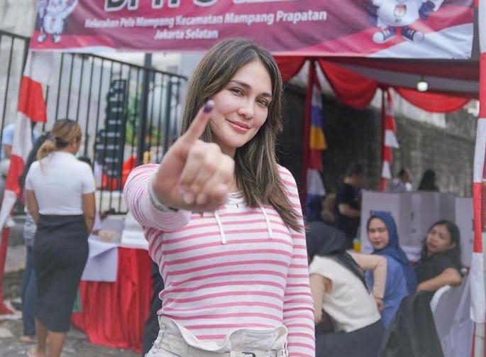 Artis Berbondong-bondong Pamer Tinta Bukti <i>Nyoblos</i>