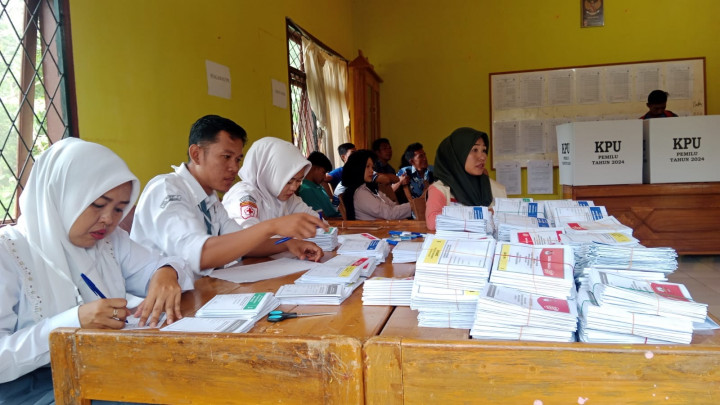 Petugas KPPS di Lubuklinggau Kompak Pakai Seragam SMA