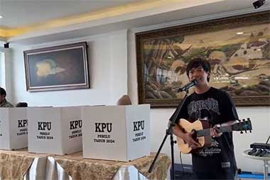 <i>Coblosan</i> Rasa Konser! Ryan D'Masiv Nyanyi di TPS