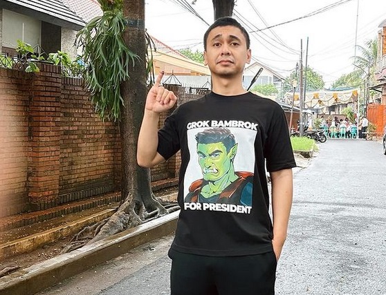Raditya Dika Pamer Kaos Miliknya usai Nyoblos Pemilu 2024