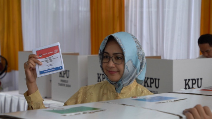 Nyoblos di TPS 28 Tangsel, Airin Rachmi Diany Berharap Golkar Kantongi Banyak Suara