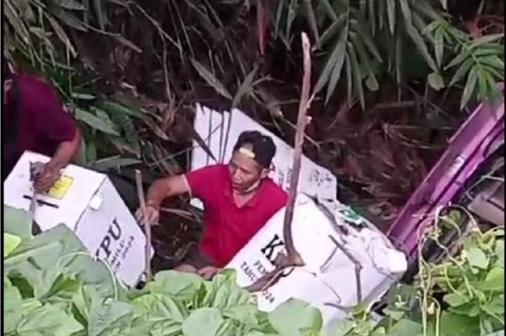 KPU Blitar Ganti Kotak Suara Hasil Pemilu yang Jatuh ke Jurang