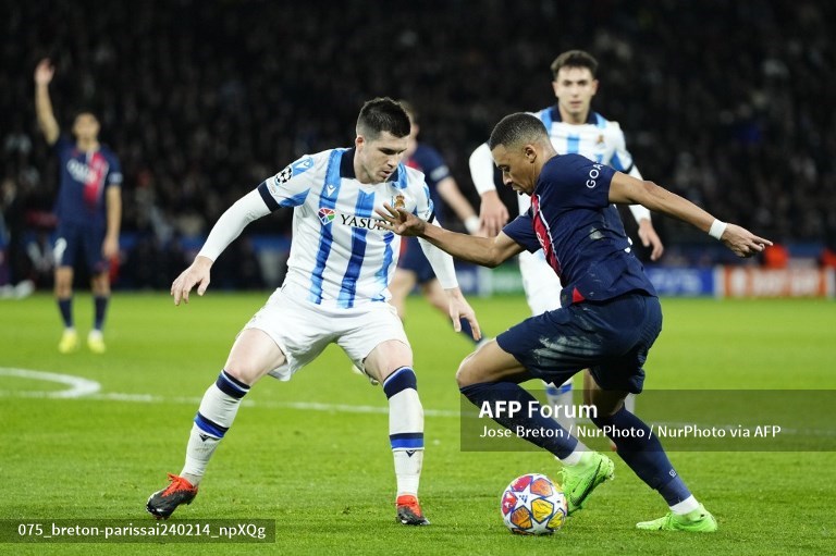Kylian Mbappe (kanan) kini dikaitkan dengan Arsenal-Foto AFP
