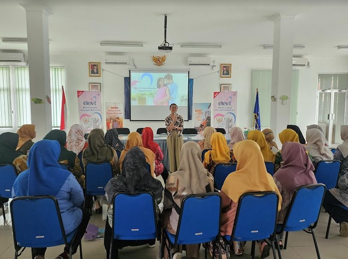 Salah satu trainer sedang memberikan edukasi Cegah Stunting (CETING) kepada masyarakat Kota Depok. Dok. Ist