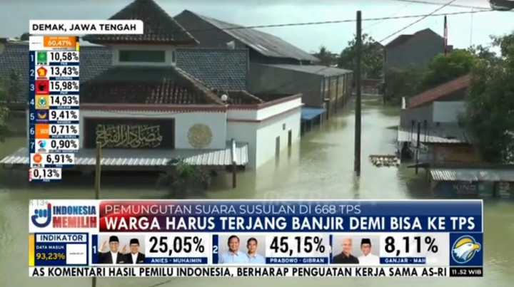 Tak Kunjung Surut, Warga Demak Rela Terobos Banjir Demi Bisa <i>Nyoblos</i>
