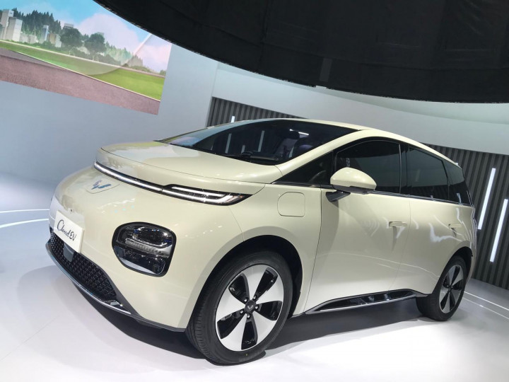 Wuling Cloud EV Mejeng di IIMS, Tampilannya Bikin 'Mupeng'