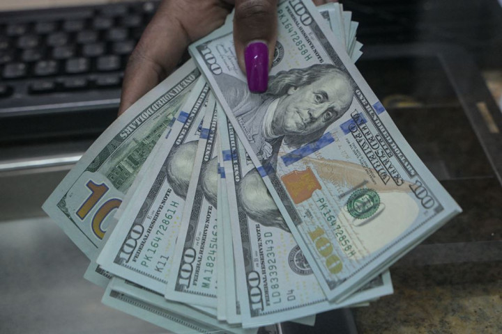 Dolar AS Merosot Lagi, Diseret Pelemahan Penjualan Ritel