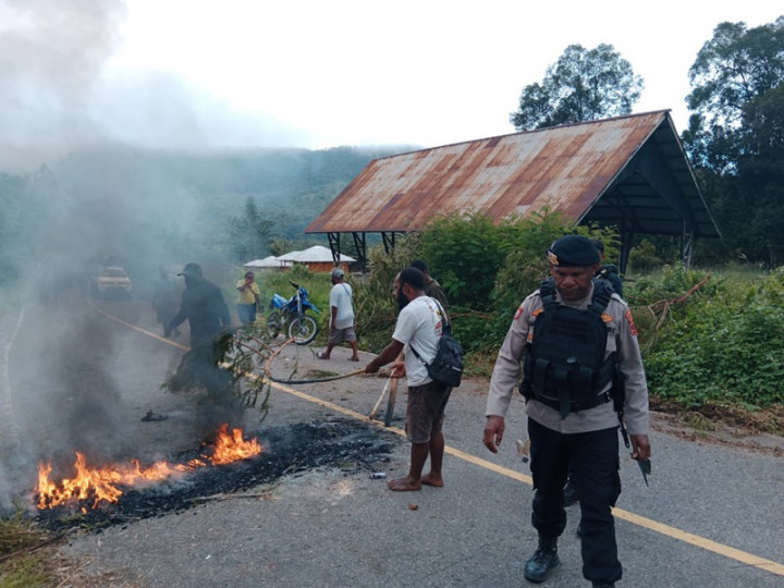 Warga Kampung Wangkun Papua Palang Jalan, Tak Terima Kotak Suara Dipindah