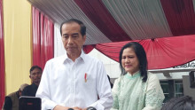 Presiden Jokowi bersama Ibu Negara Iriana Jokowi usai mencoblos di TPS Gambir. Foto: Medcom.id/Kautsar.