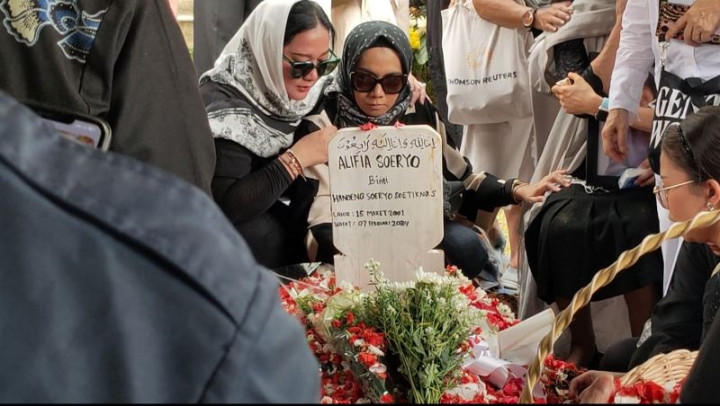 Teman Dekat Hadiri Pemakaman Alifia Soeryo
